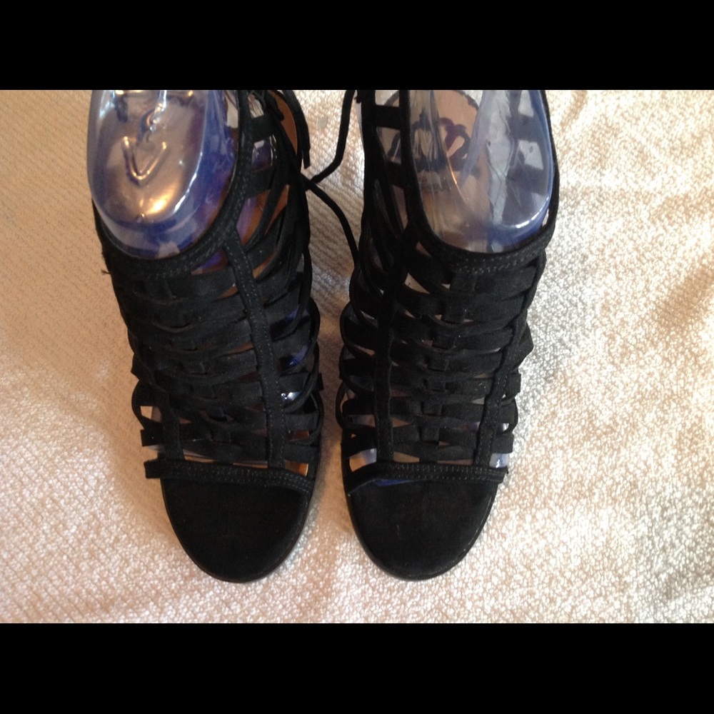 Lady's black shoes by Fergie size 6 1/2